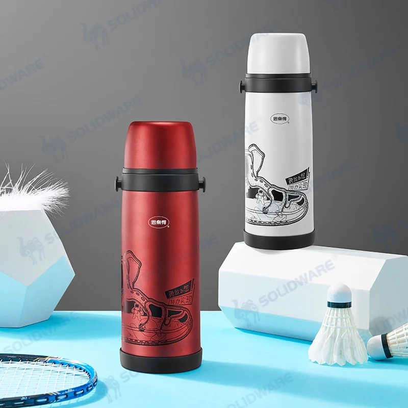 Produzione di bottiglie in titanio e acciaio inox fianco a fianco - confronto tra utensili e formatura