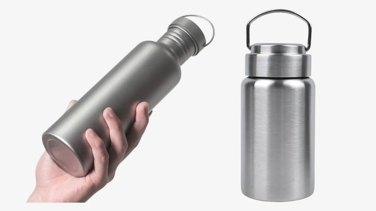 Confronto fianco a fianco tra la bottiglia isolata in titanio e la fiaschetta sottovuoto in acciaio inox su un tavolo all'aperto