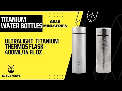 Termo de titanio, termo al vacío, botella térmica y termo: ¿en qué se diferencian realmente? 3 Termo de titanio en un entorno de senderismo al aire libre: recipiente de titanio inoxidable, fino y ligero, en la ruta