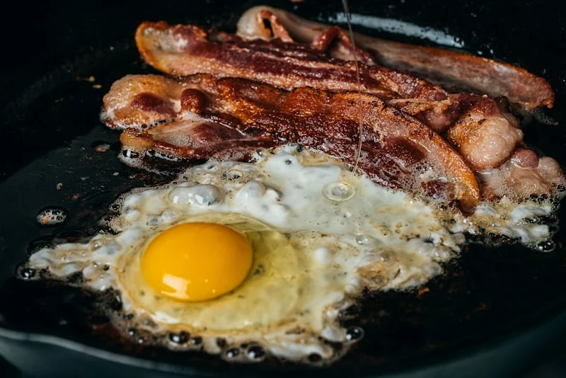 Eggs frying in a pan with oil — proper fat and heat technique for nonstick cooking results Eggs frying in a pan with oil — proper fat and heat technique for nonstick cooking results
